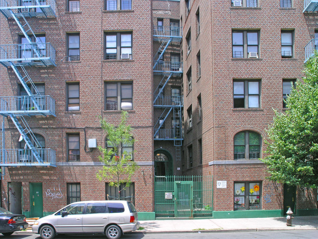 2069-2071 Walton Ave in Bronx, NY - Foto de edificio - Building Photo