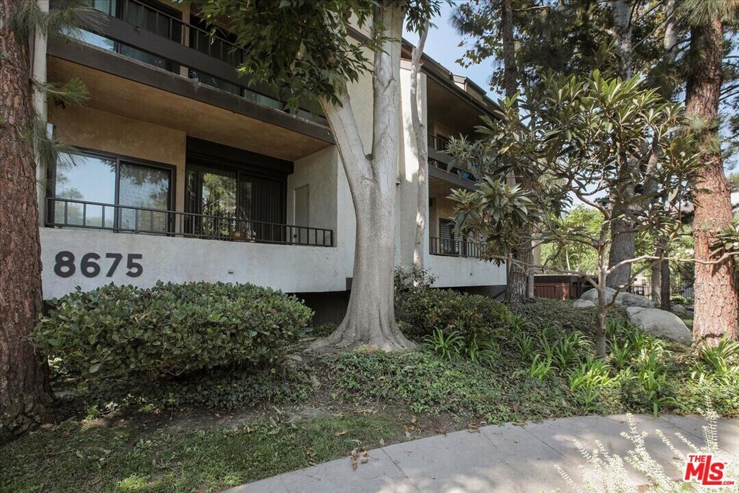 8675 Falmouth Ave in Los Angeles, CA - Building Photo