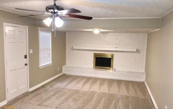 2435 Hallie Mill Rd in Atlanta, GA - Building Photo - Building Photo