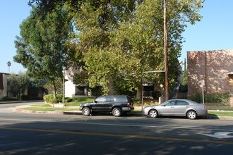 Royal Oaks Apartments in Van Nuys, CA - Building Photo - Building Photo