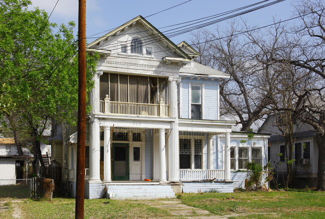 429 W Mistletoe Ave in San Antonio, TX - Building Photo - Building Photo