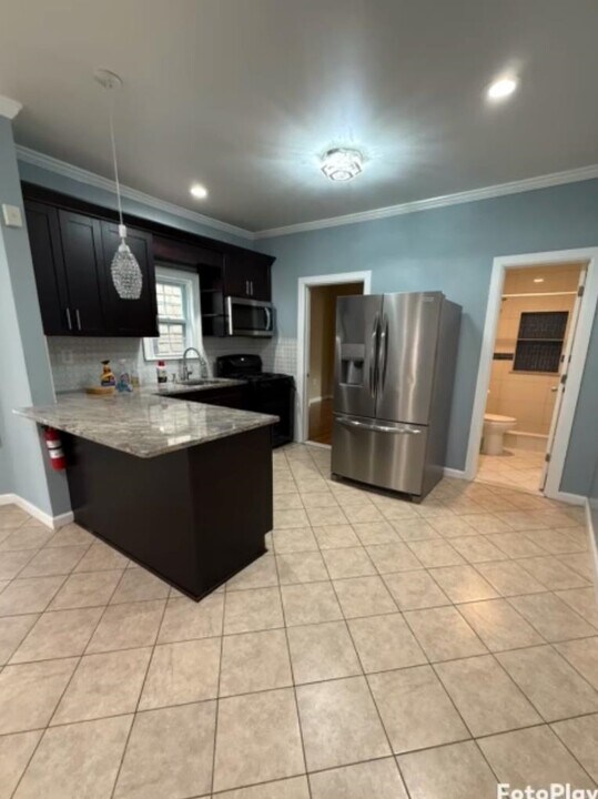 1011 Flora St in Elizabeth, NJ - Building Photo