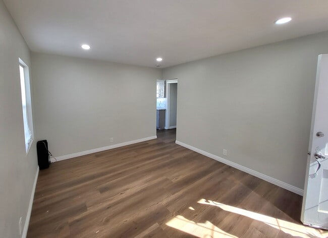 6120 S Wilton Pl, Unit #1 in Los Angeles, CA - Foto de edificio - Building Photo