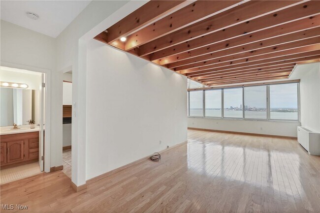 12900 Lake Ave in Lakewood, OH - Building Photo - Building Photo