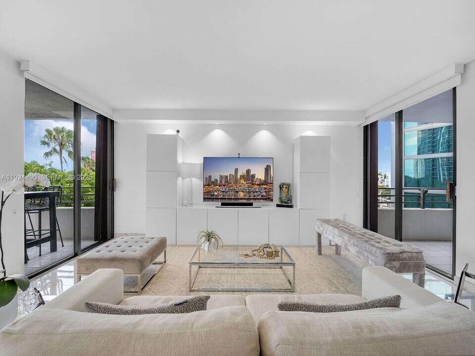 151 SE 15th Rd in Miami, FL - Foto de edificio