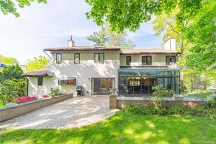 12 Bolton Dr in Manhasset, NY - Building Photo