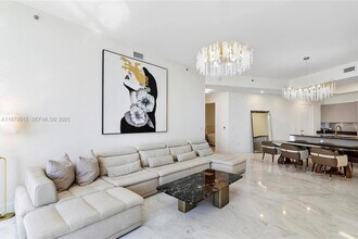 16001 Collins Ave in North Miami Beach, FL - Foto de edificio - Building Photo