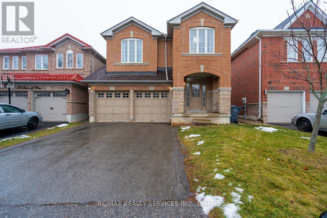 25 Ferncroft Pl in Brampton, ON - Building Photo