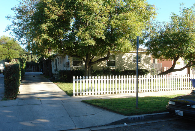 14307 Tiara St in Sherman Oaks, CA - Foto de edificio - Building Photo