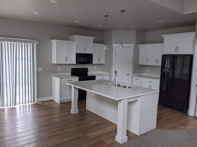 889 E 600 N in Hyde Park, UT - Foto de edificio - Building Photo