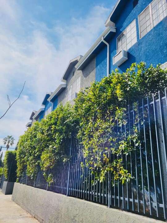 Shadow Brooks Apartments in North Hollywood, CA - Foto de edificio