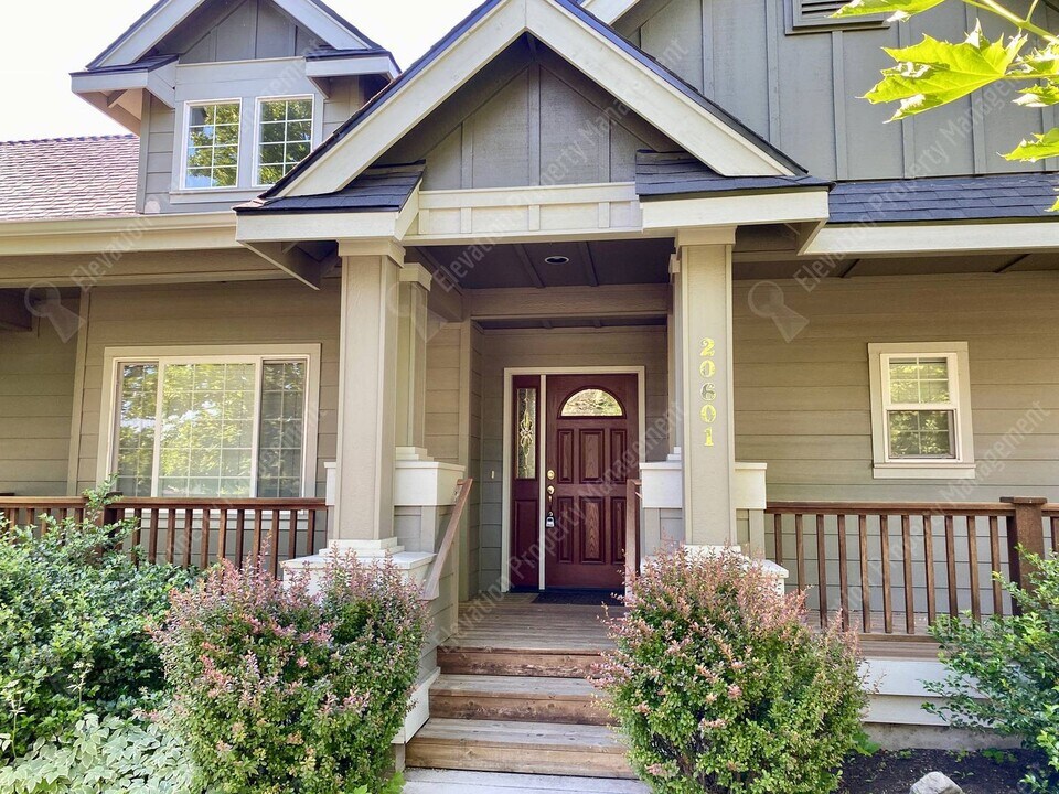 20601 NE Sierra Dr in Bend, OR - Building Photo