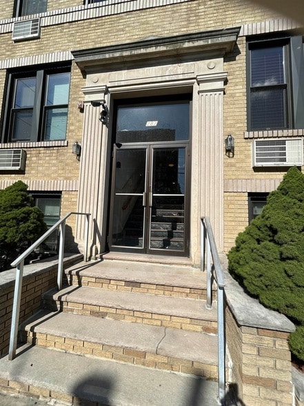 287 Lawton Ave in Cliffside Park, NJ - Building Photo - Building Photo