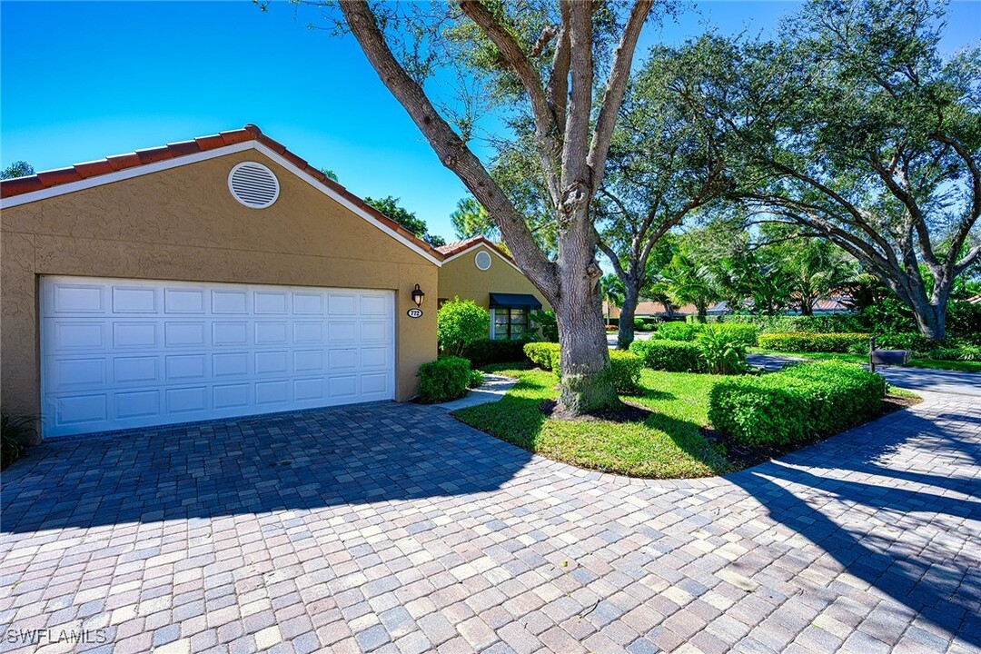 772 Reef Point Cir in Naples, FL - Foto de edificio