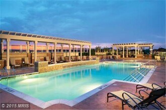 2451 Midtown Ave, Unit 918 in Alexandria, VA - Building Photo - Building Photo