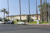 Royal Palms in Canoga Park, CA - Building Photo - Building Photo