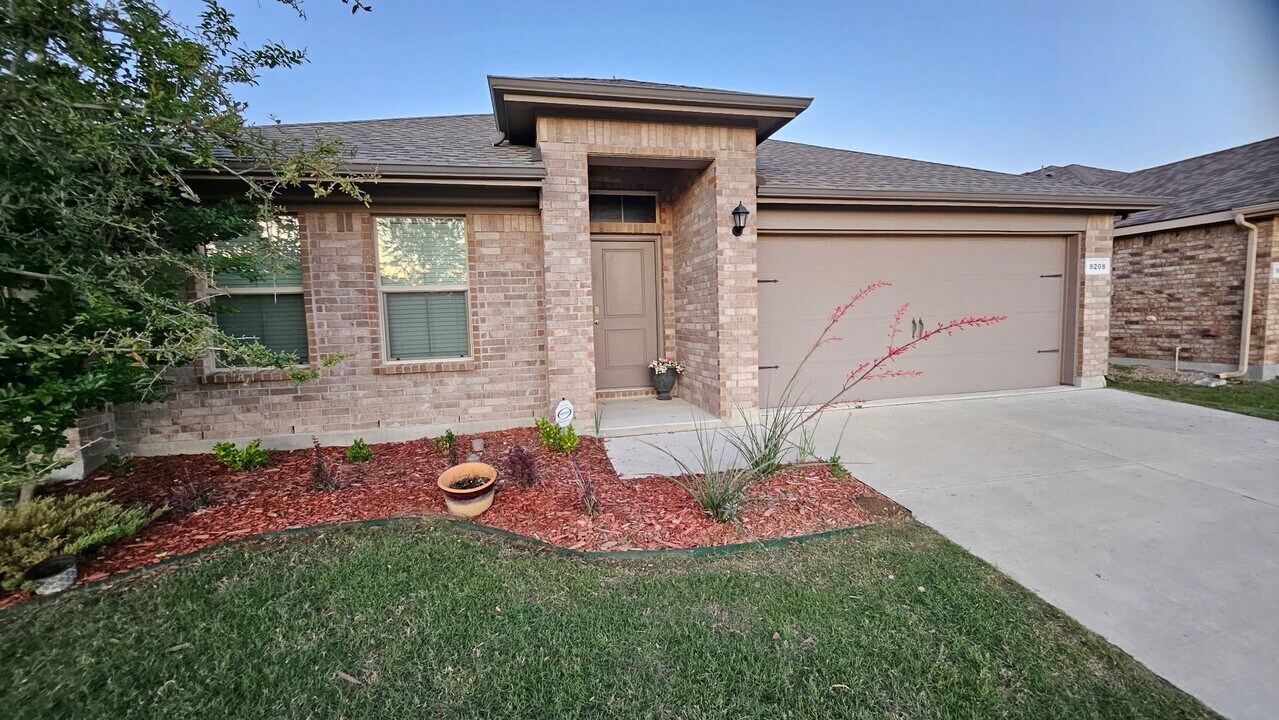 9208 Castorian Dr in Fort Worth, TX - Building Photo