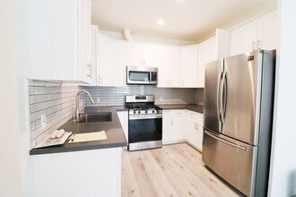 14252 Erwin St in Los Angeles, CA - Building Photo - Building Photo