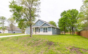 106 Koele Ct in Bastrop, TX - Building Photo - Building Photo