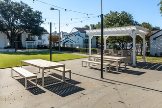 Oaks at Duck Creek in Garland, TX - Building Photo - Building Photo