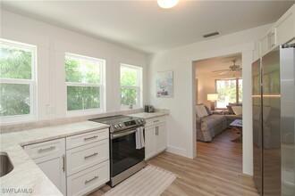 1325 Gordon Dr in Naples, FL - Building Photo - Building Photo