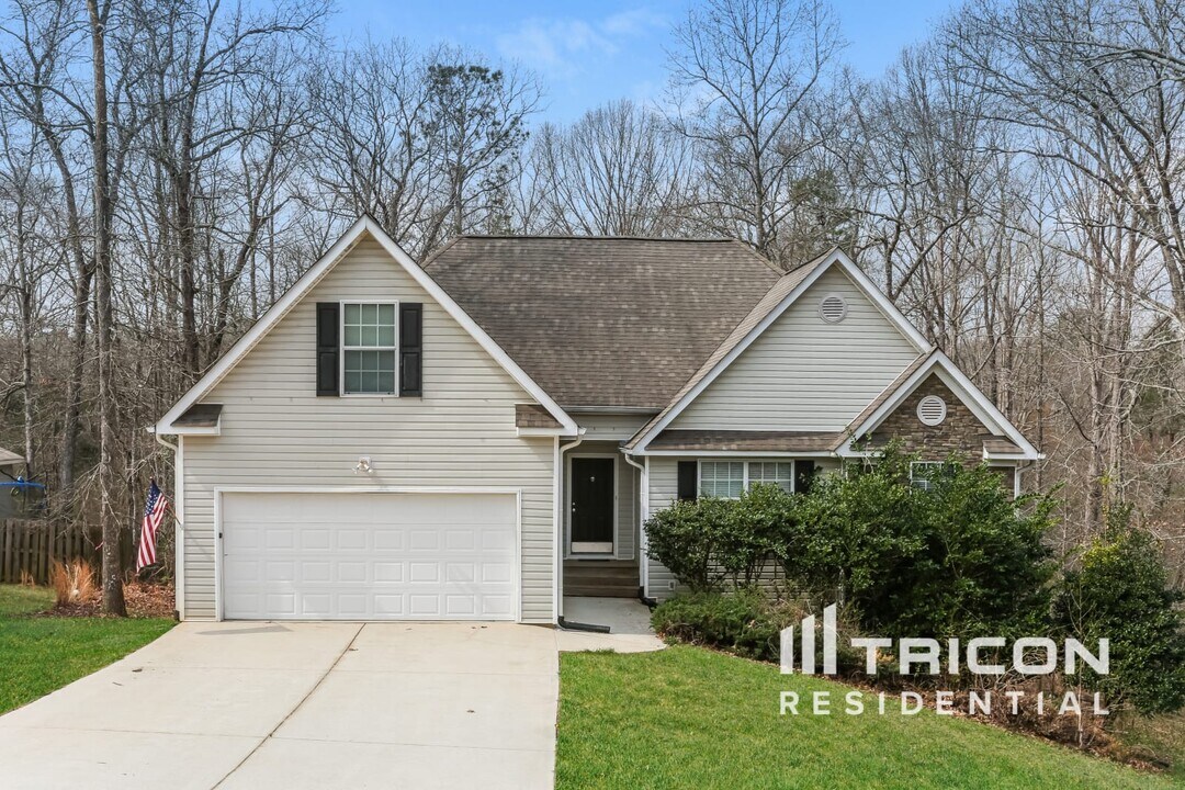 1025 Travitine Trail in Loganville, GA - Building Photo