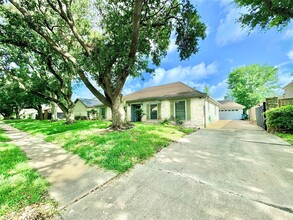 7914 Candle Ln in Houston, TX - Foto de edificio - Building Photo