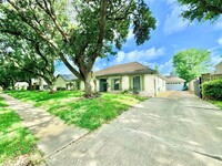 7914 Candle Ln in Houston, TX - Building Photo - Building Photo