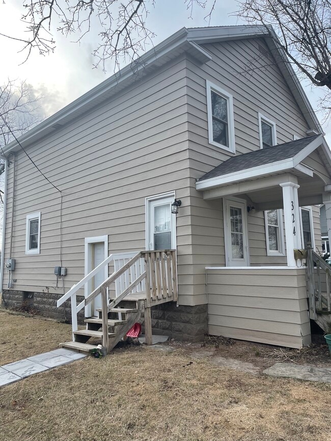 324 Wilson St, Unit Upper in Little Chute, WI - Foto de edificio - Building Photo