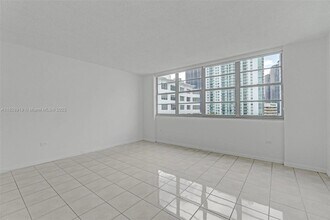 905 Brickell Bay Dr, Unit 1823 in Miami, FL - Building Photo - Building Photo