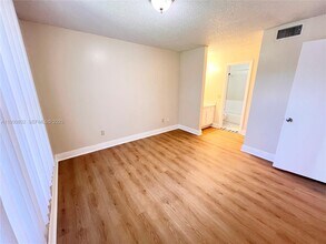 4581 W McNab Rd in Pompano Beach, FL - Foto de edificio - Building Photo