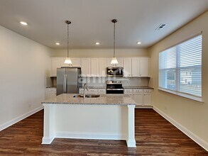 1320 Lomond Dr in Nashville, TN - Foto de edificio - Building Photo