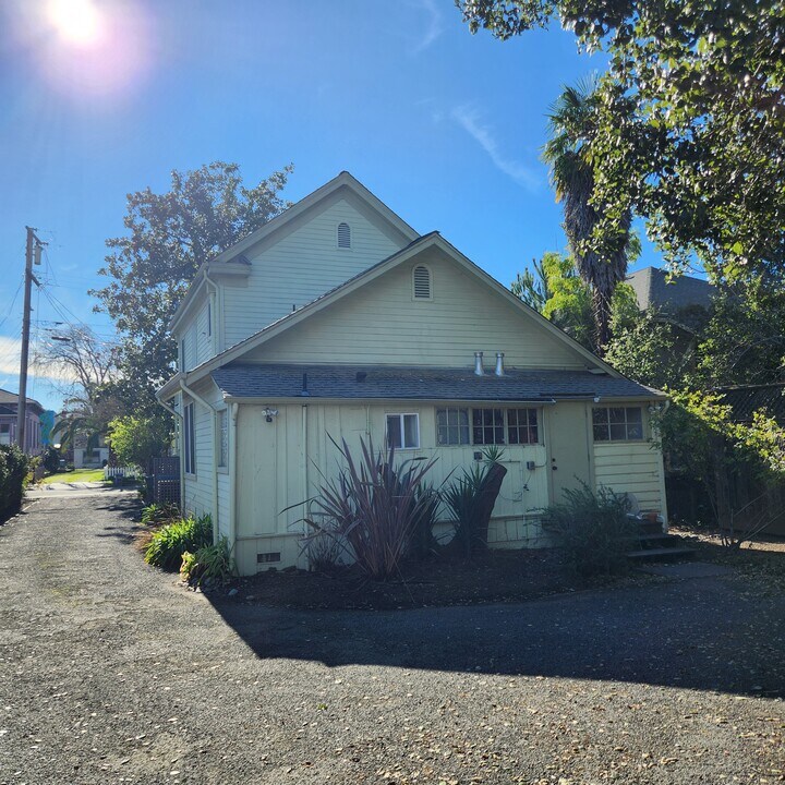 923 Cherry St, Unit 923 Cherry duplex in Santa Rosa, CA - Building Photo