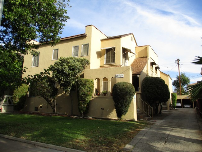 1317 E Wilson Ave in Glendale, CA - Foto de edificio - Building Photo