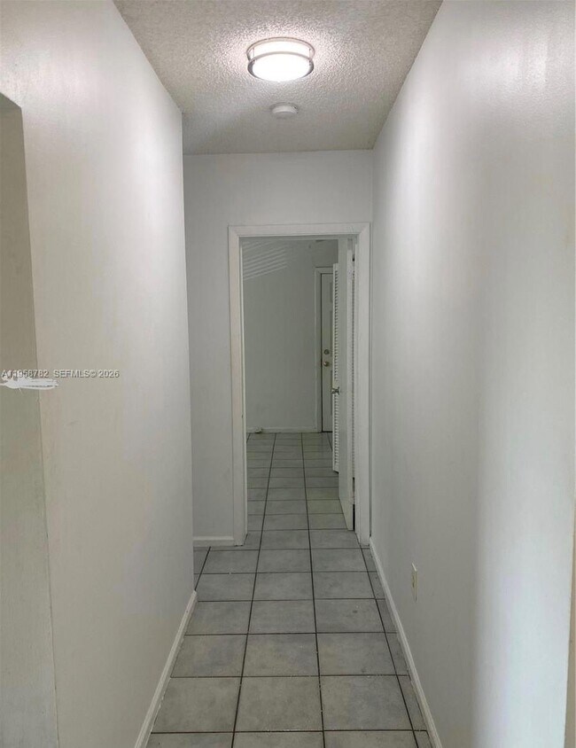 7945 East Dr in North Bay Village, FL - Building Photo - Building Photo