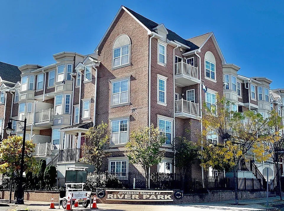 200 Dey St, Unit 268 in Harrison, NJ - Building Photo