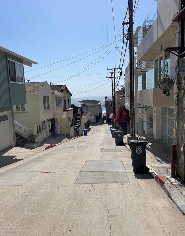 201 Moonstone St, Unit Lower in Manhattan Beach, CA - Building Photo - Building Photo