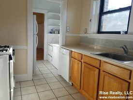 225 Chestnut Hill Ave, Unit 1 Apartamentos