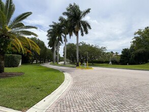 1000 Crystal Way in Delray Beach, FL - Foto de edificio - Building Photo