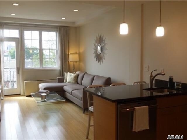 25-19 35th St-Unit -4B in Queens, NY - Foto de edificio - Building Photo