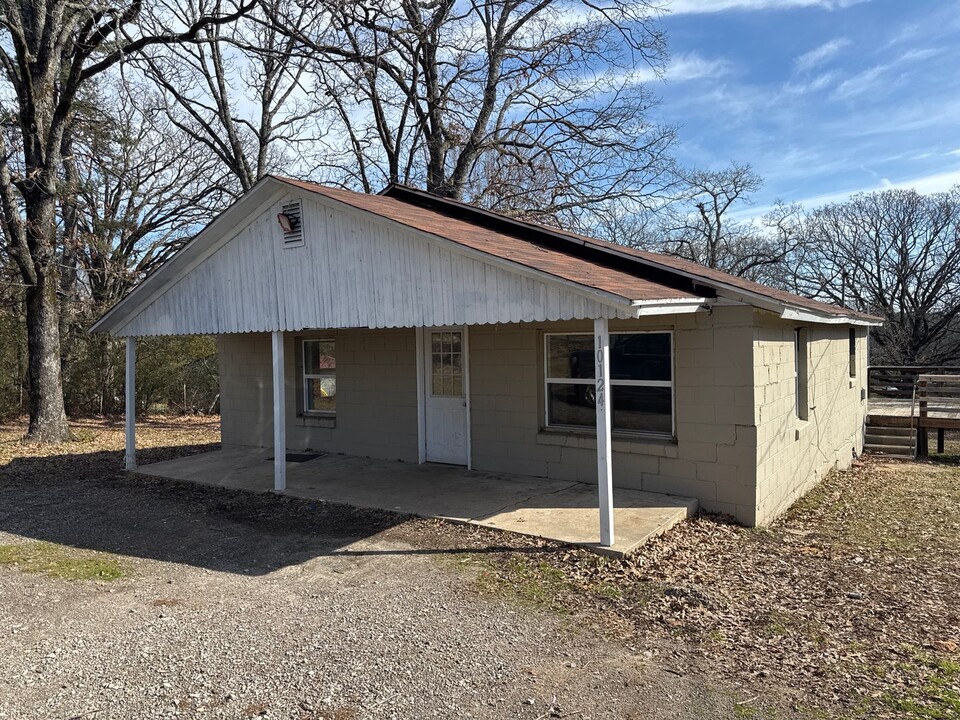 10124 N Hwy 59 in Cedarville, AR - Building Photo