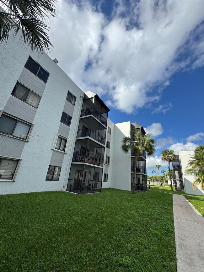 3720 N Pine Island Rd in Sunrise, FL - Building Photo - Building Photo