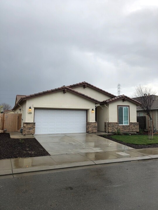 1352 Baxter Dr in Merced, CA - Building Photo