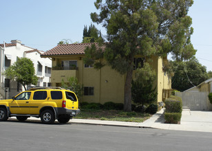 5048 Rosewood Ave in Los Angeles, CA - Foto de edificio - Building Photo