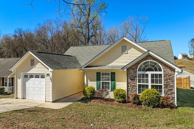 3205 Forest Creek Ct in Gastonia, NC - Foto de edificio - Building Photo