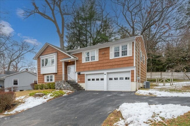 112 Old Post Rd S in Croton-on-Hudson, NY - Building Photo - Building Photo