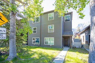 801 6 St in Canmore, AB - Building Photo