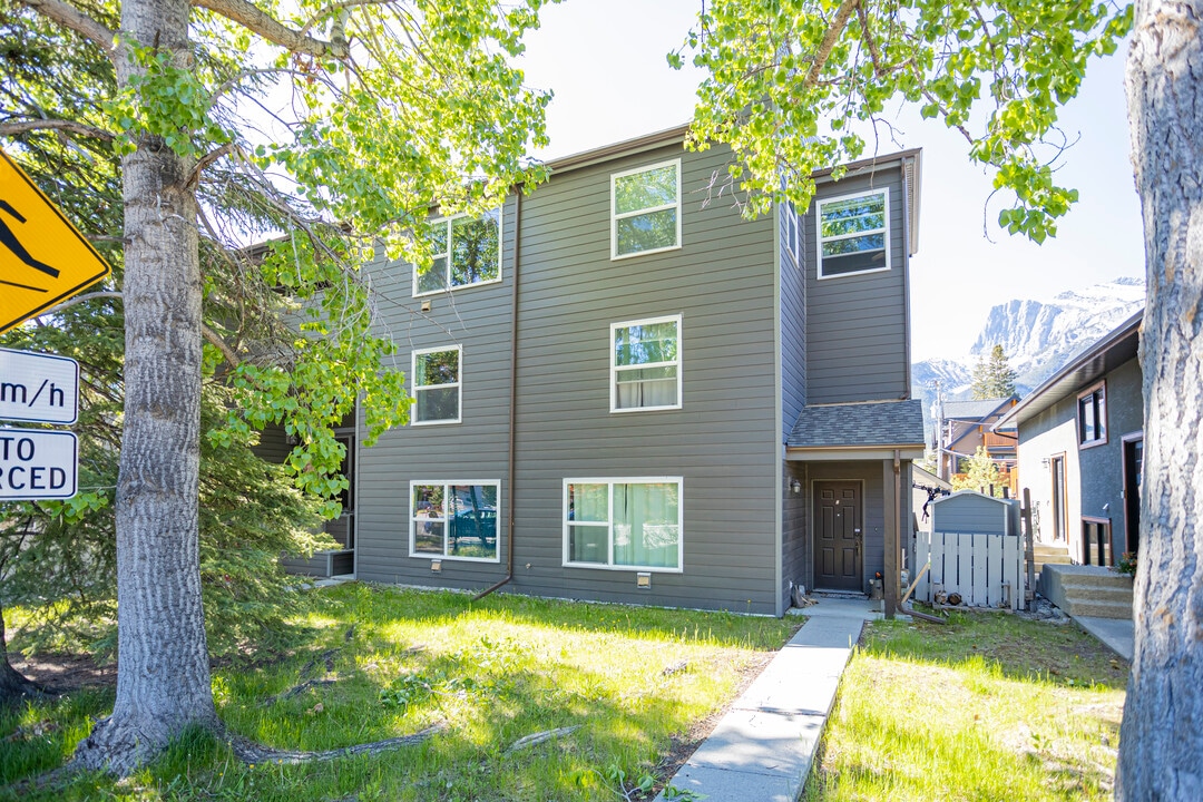 801 6 St in Canmore, AB - Building Photo