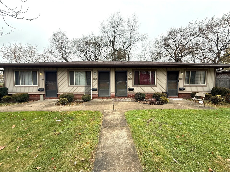 1283 California Ave, Unit 1283 in Akron, OH - Foto de edificio