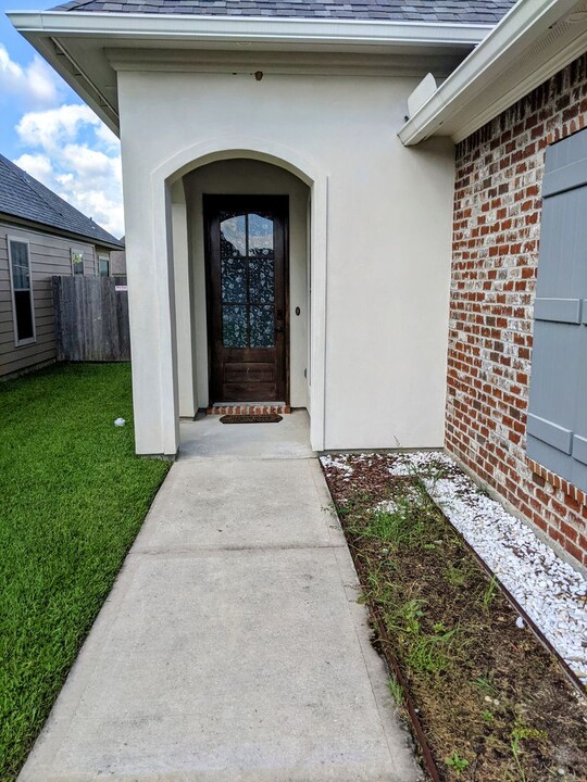 303 Sleepy Brook Rd in Lafayette, LA - Building Photo